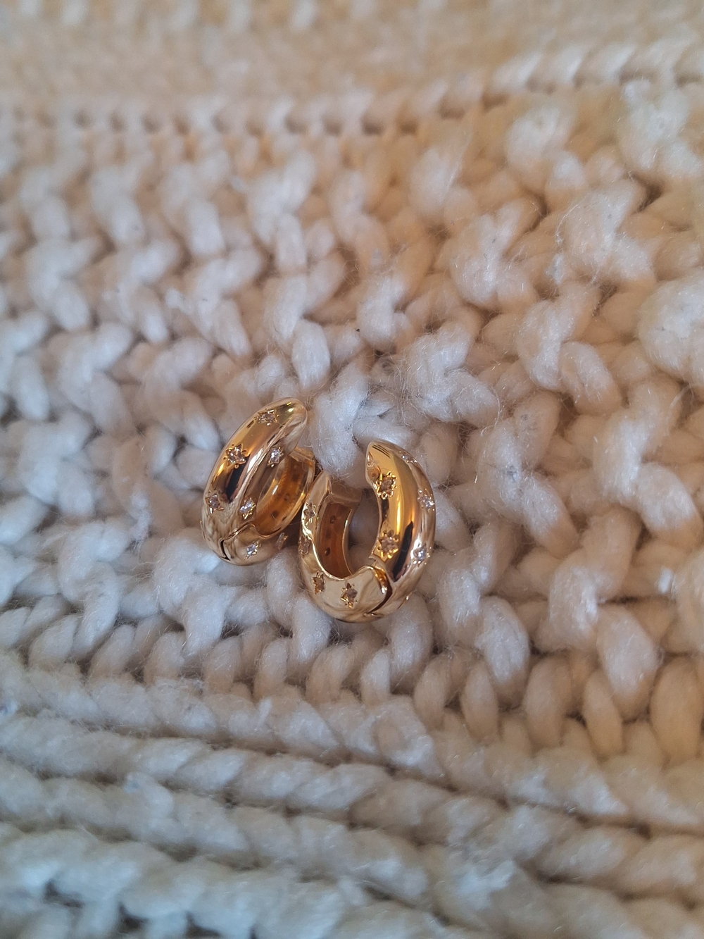 Gold Shiny Star Accent Hoop Earrings - Womens Jewelry 925 Italy NWOT! - Picture 3 of 4